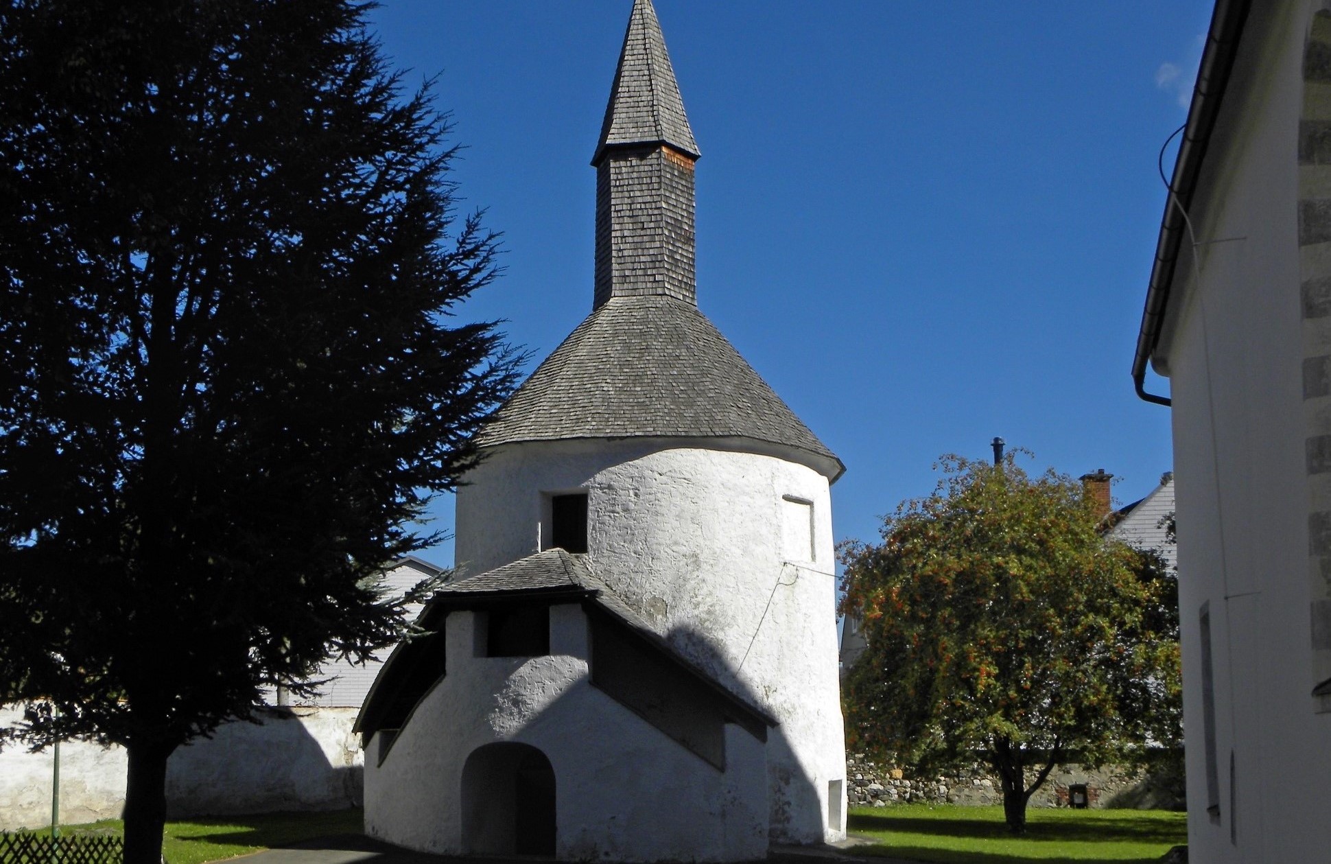 Pöls_-_Karner_bei_der_Pfarrkirche_Mariä_Himmelfahrt[1]